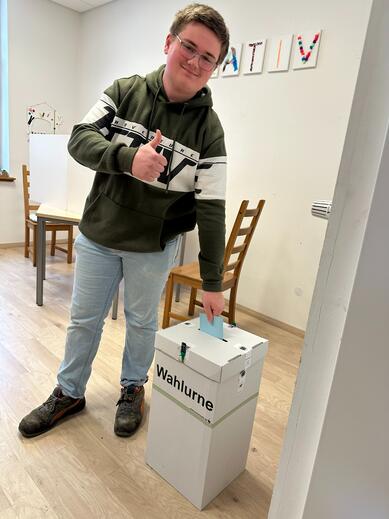 Pascal bei der Stimmabgabe zur Juniorwahl